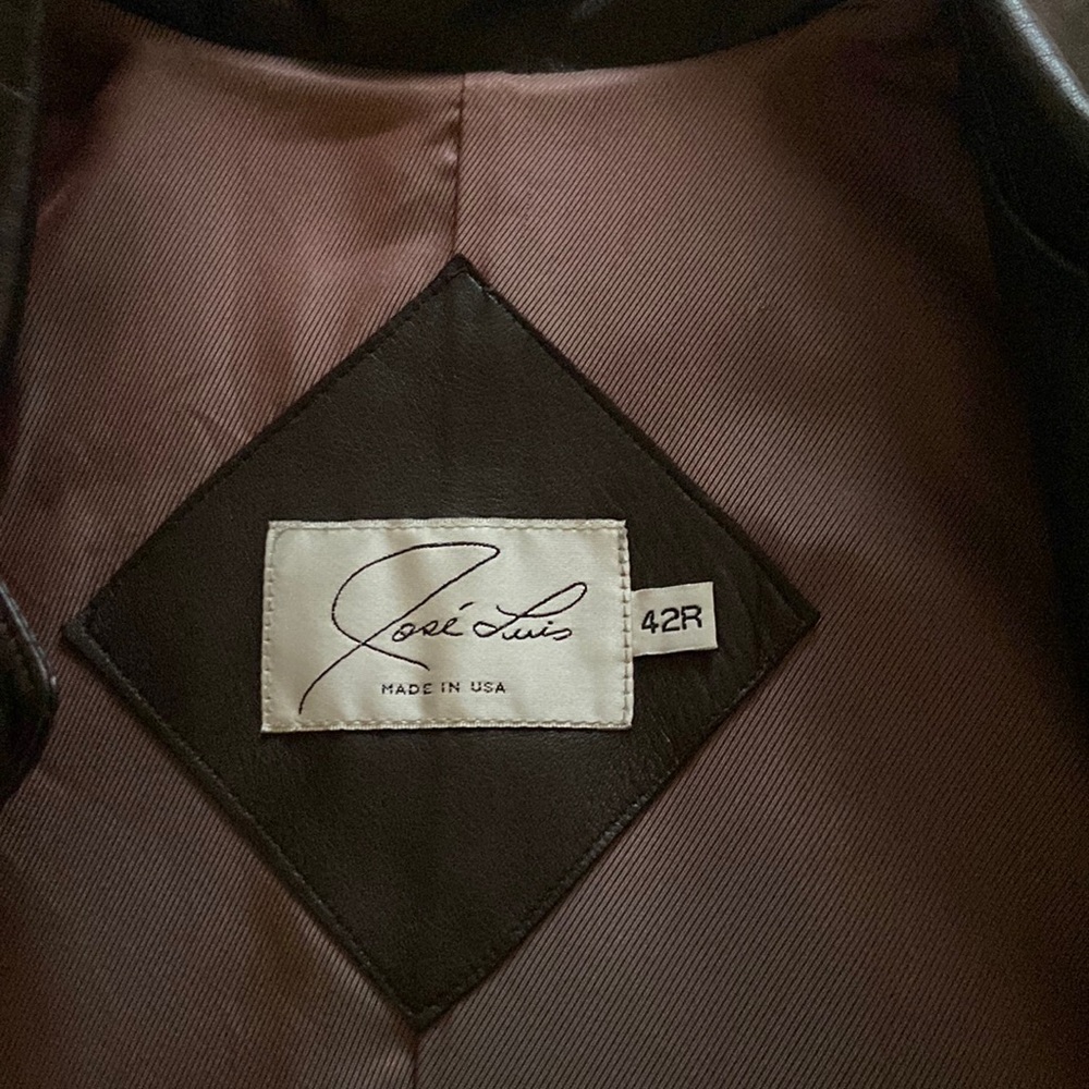 Men Brown leather Jacket Quarter length very very clean like new.